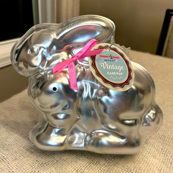 Nordic Ware 3D Bunny Cake Pan NWT - Picture 1 of 5